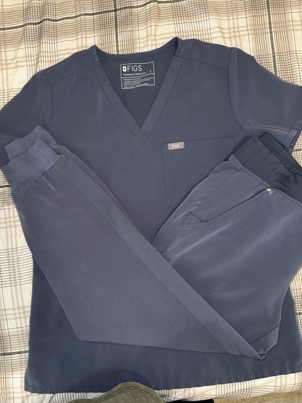 FIGS women Navy Jogger Scrub Pants and Top Set
